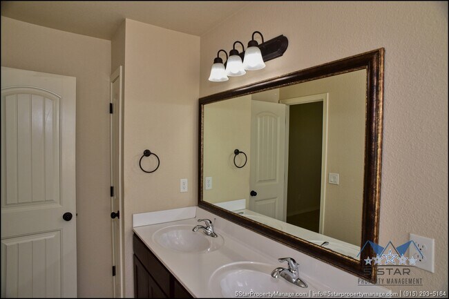 Building Photo - 14920 Tim Hardaway