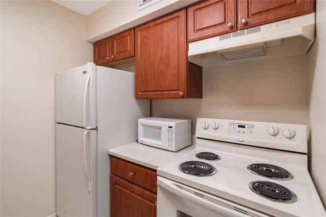 Building Photo - 3300 Pebblebrook Dr