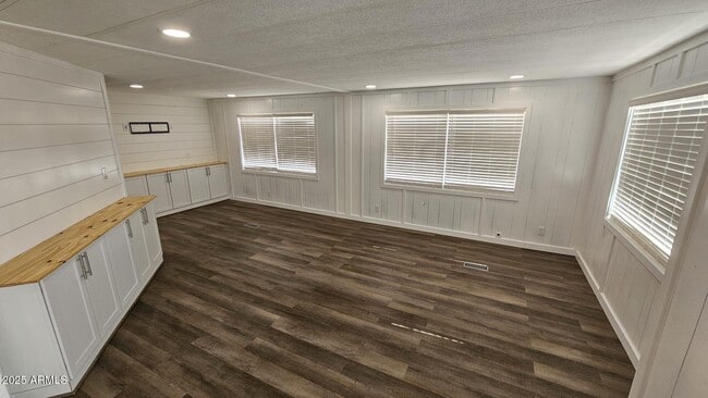 Building Photo - 10981 N Faldale Rd