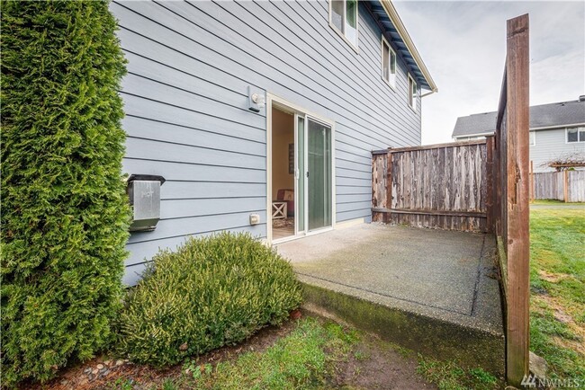 Building Photo - Adorable 3 bedroom-2.5 bath Townhouse