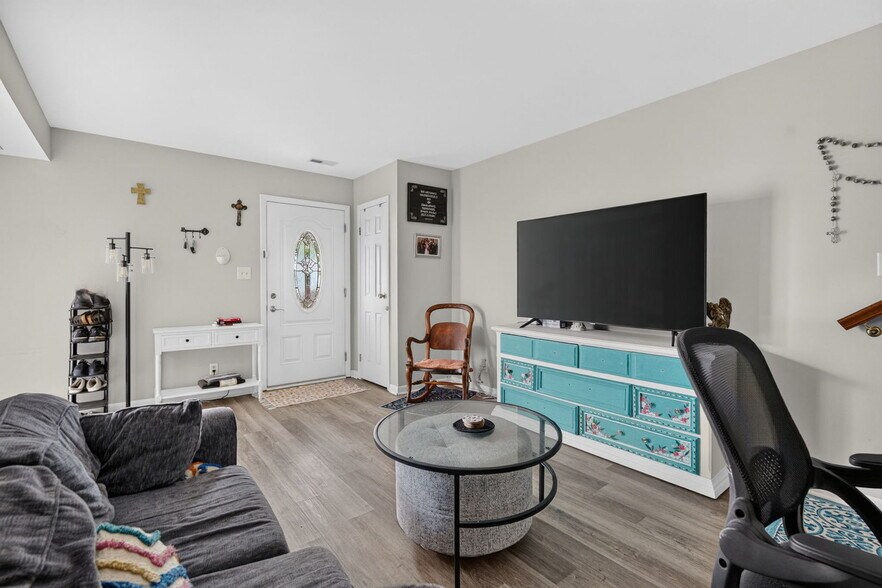 Building Photo - 2303 Aster Dr