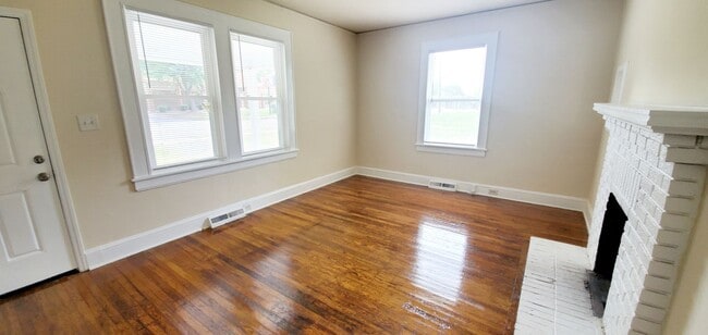 Building Photo - Lovely 2 Bedroom with a Large Yard!