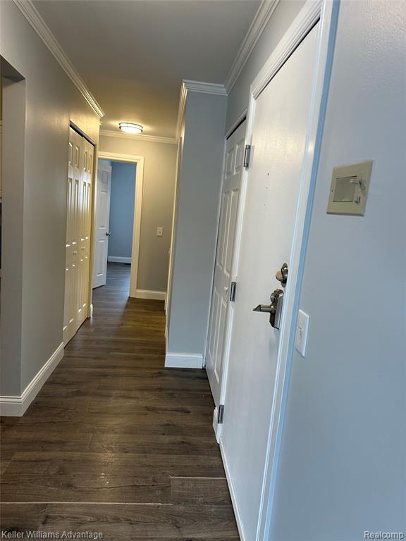 Building Photo - 653 E Fox Hills Dr