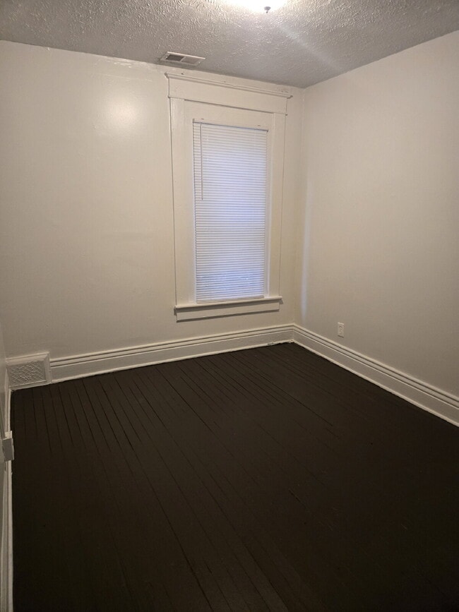 Building Photo - "5-Bedrooms, 2 Full Baths on Olive Street with 1676 sq feet!"