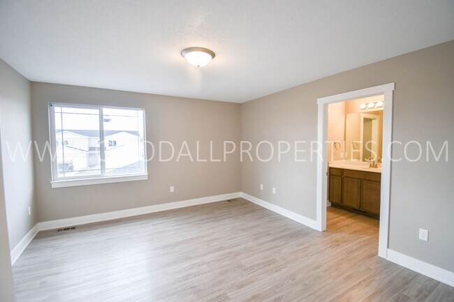 Building Photo - 3 Bedroom 2 Bathroom 2 Car garage in Desoto.