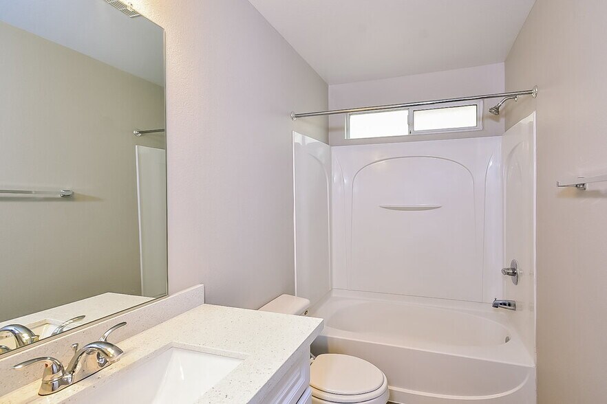 Building Photo - 2404 Cockatiel Dr