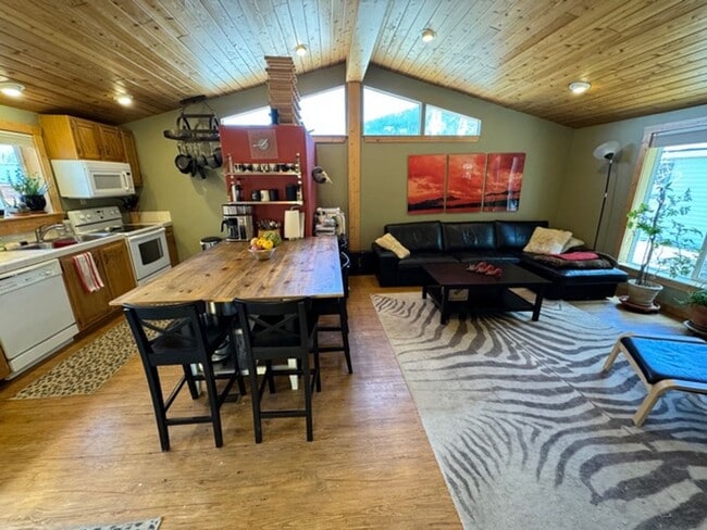Building Photo - WOOF WOOF!  Come enjoy this pet friendly 3 Bedroom Breckenridge Home!  Hiking Trails and a Clubho...