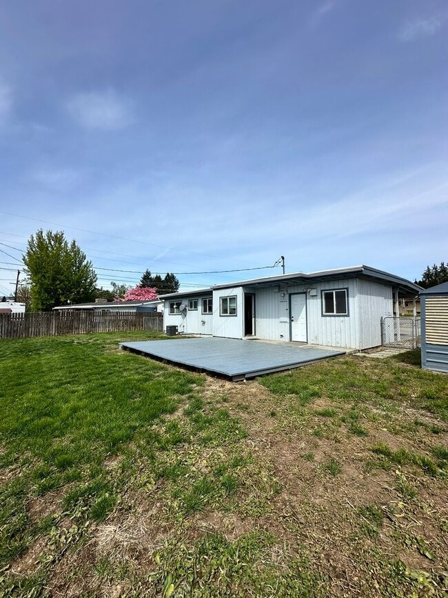 Building Photo - 1702 1st St SE