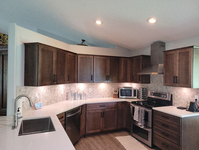 Building Photo - Stunning Home with Hot Tub with Detached O...