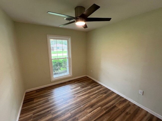 Building Photo - Newly Renovated 3B/2B Home Available in La...