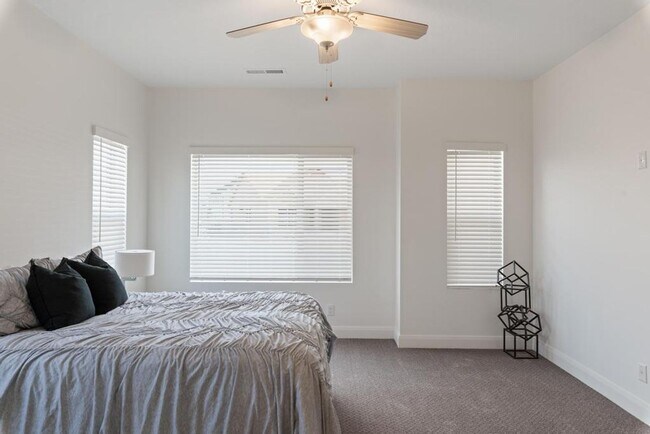 Building Photo - Desert Color Townhome 4-Bedrooms!