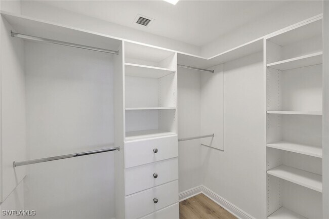 Building Photo - 425 Cove Tower Dr