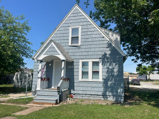 Building Photo - 207 New York St