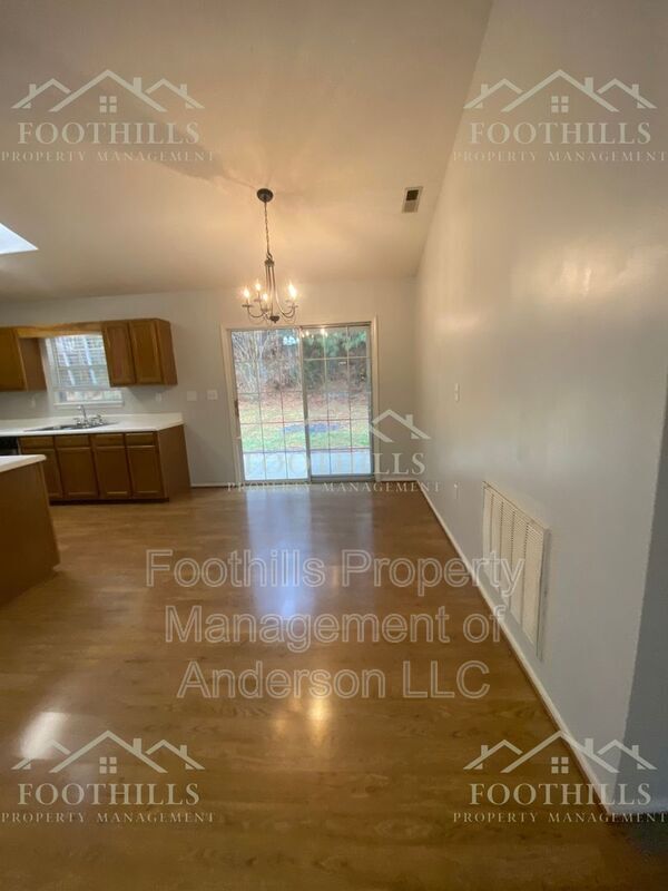 Building Photo - 307 Green Forest Dr