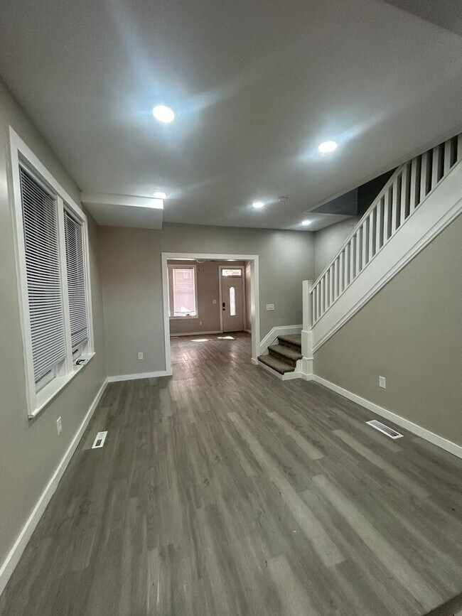Building Photo - 320 Maclay St