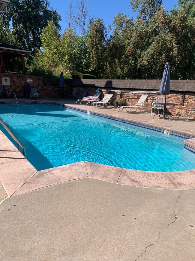 Building Photo - 1 Bedroom 1 Bathroom in Congress Park      **Move-In Special**