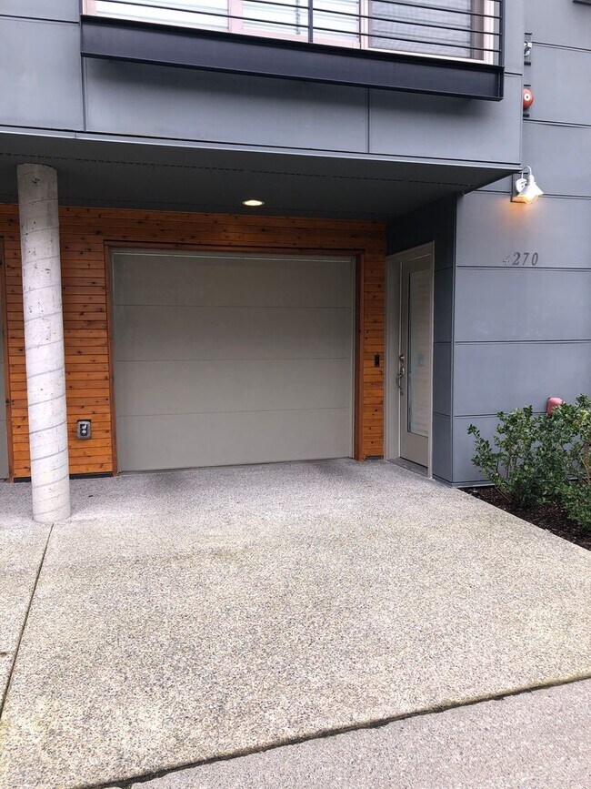 Building Photo - 3bd/2.25ba Issaquah Townhome