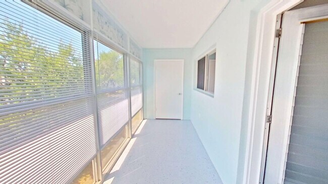 Building Photo - 2-bedroom 2-bathroom Top Corner Unit Condo