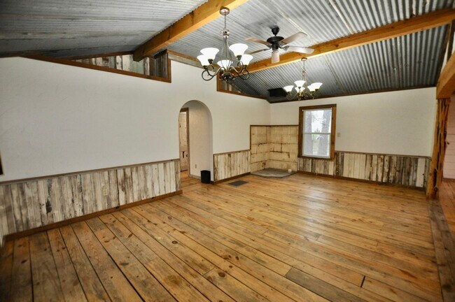 Building Photo - COMING SOON - FOR LEASE! Hard to Find Hors...