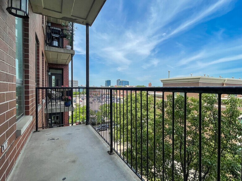 Building Photo - 343 W Old Town Ct