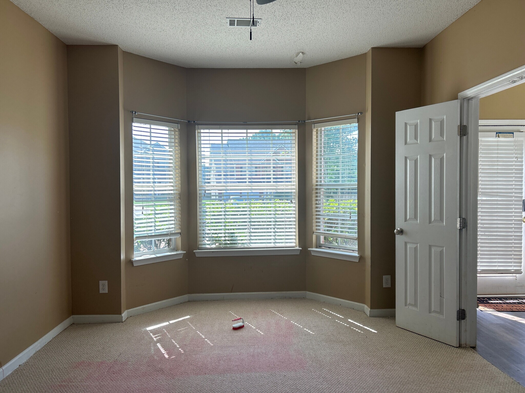 Building Photo - Room in House on Cabana Way