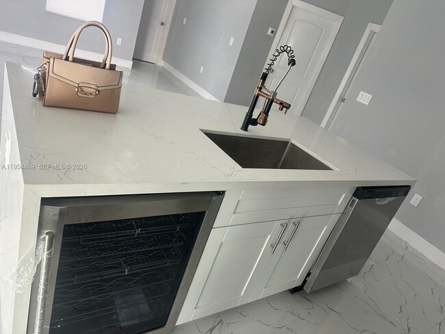 Building Photo - 868 Cervantes St E