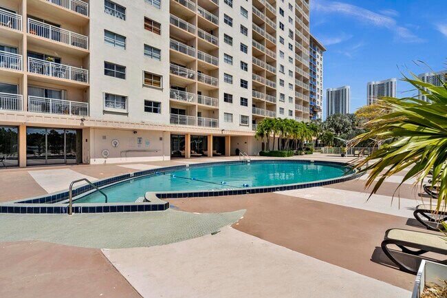 Building Photo - 400 Kings Point Dr