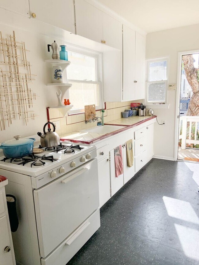 Building Photo - VENICE BEACH COTTAGE