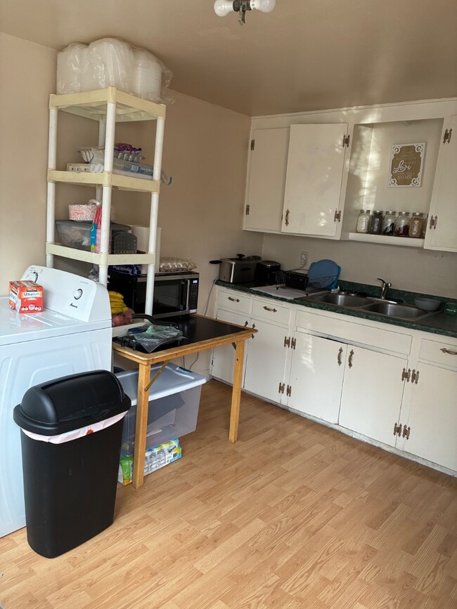 Building Photo - 202 W Lorene Ln