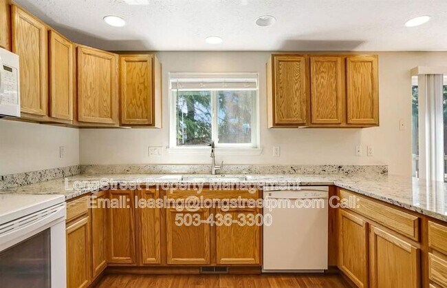 Building Photo - 332 NE Carmen Pl