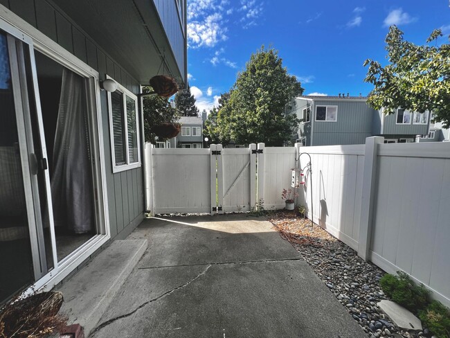 Building Photo - Charming 3-Bedroom Home in Desirable Rohne...