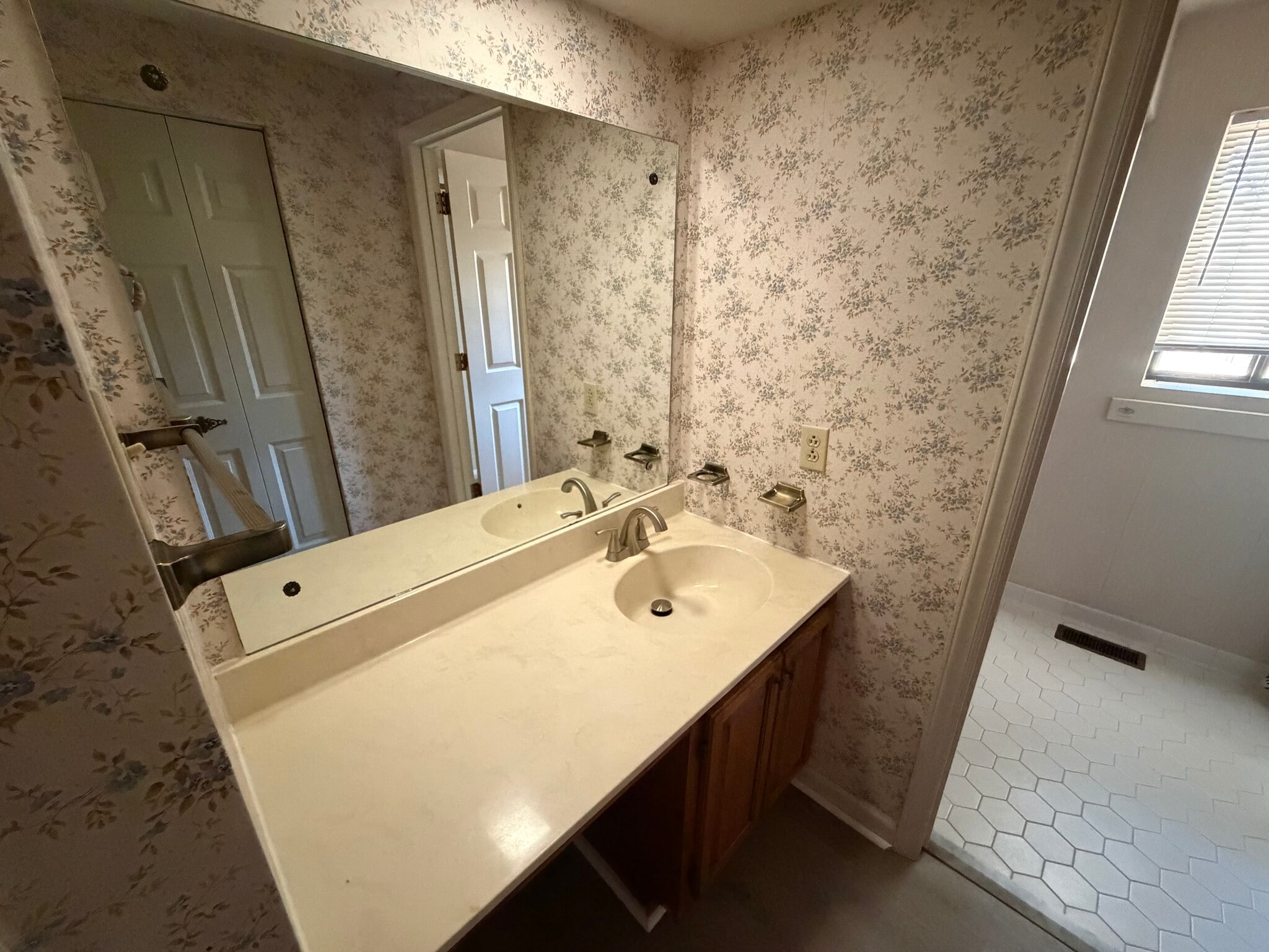Upstairs vanity and sink - 1808 Stephens St