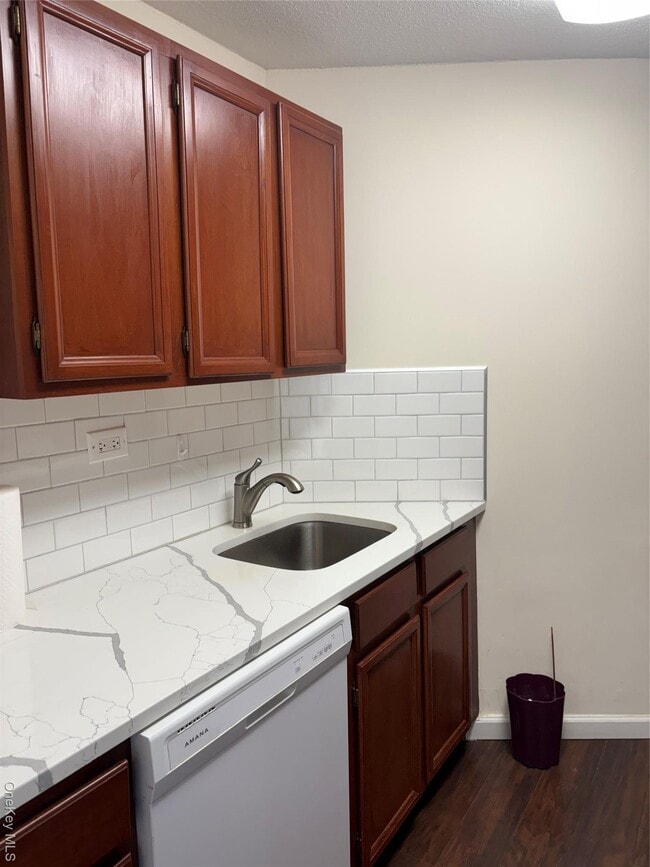 Building Photo - 2 Bay Club Dr