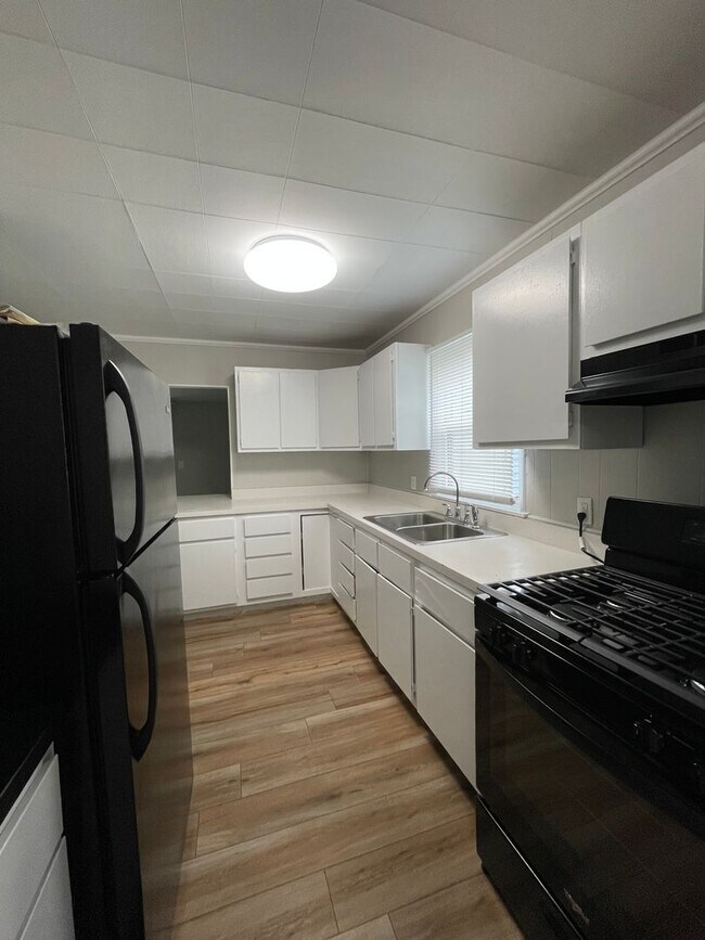 Building Photo - 2142 Ulen Ln