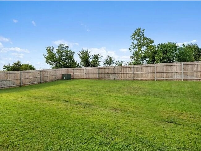 Building Photo - 533 E Barajas Terrace