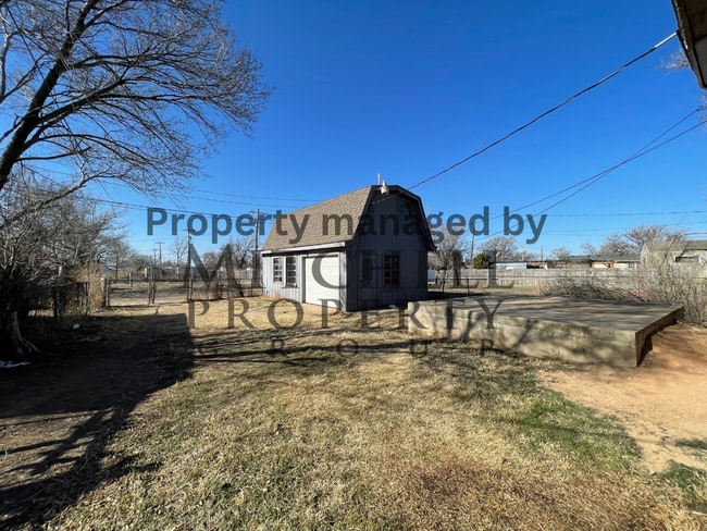 Building Photo - Spacious 2 bedroom 2 living areas 1 bath with a garage!