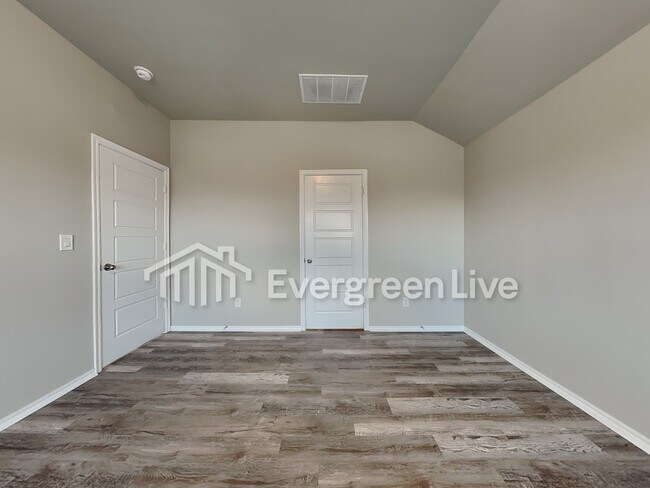 Building Photo - 3500 moraine dr