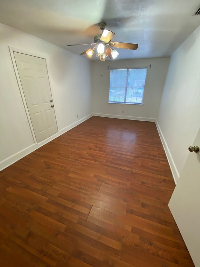 Building Photo - Gorgeous 3 Bedroom 2 Bathroom Single Family Home! Huge Fenced in Backyard!