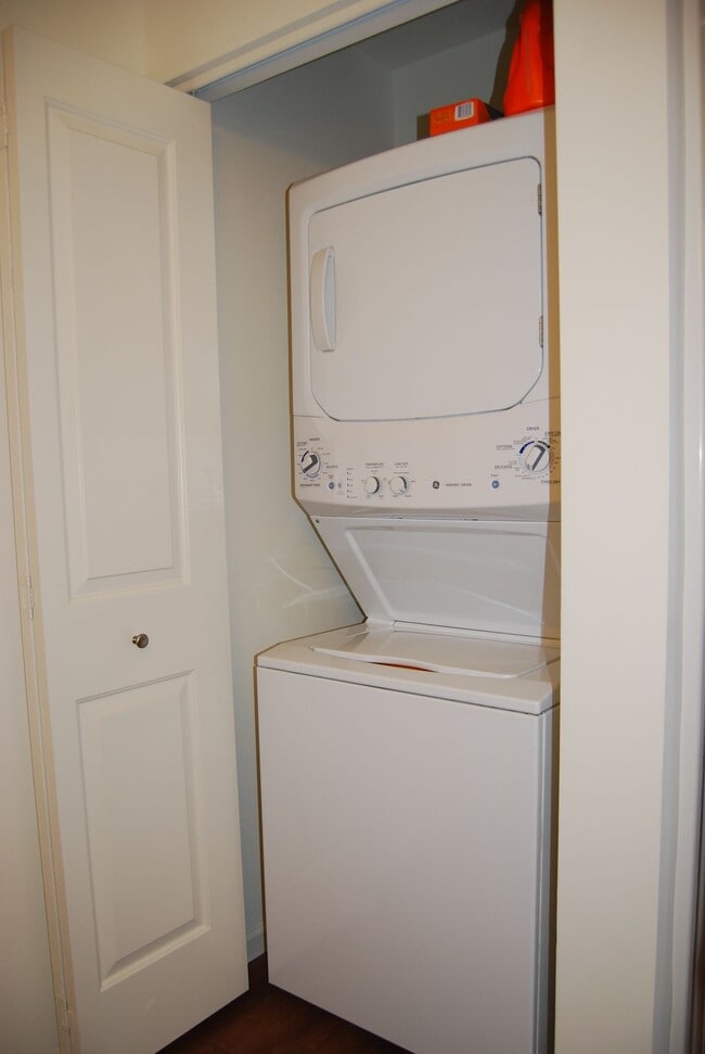 Building Photo - Dogwood ~ 2nd Floor with Vaulted Ceiling