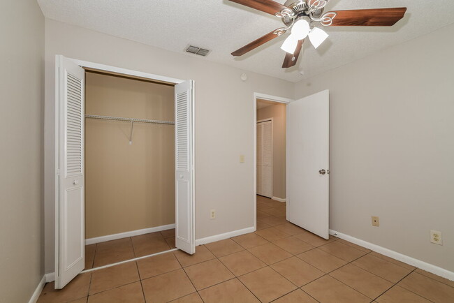 Building Photo - 206 Yale Dr