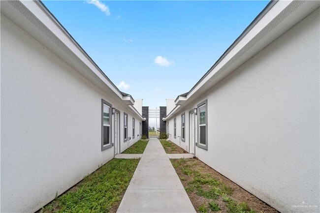 Building Photo - 17 N 33rd Ln