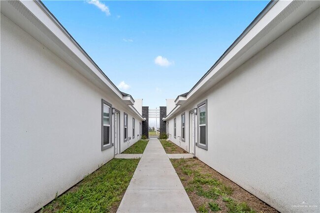 Building Photo - 18 N 33rd Ln
