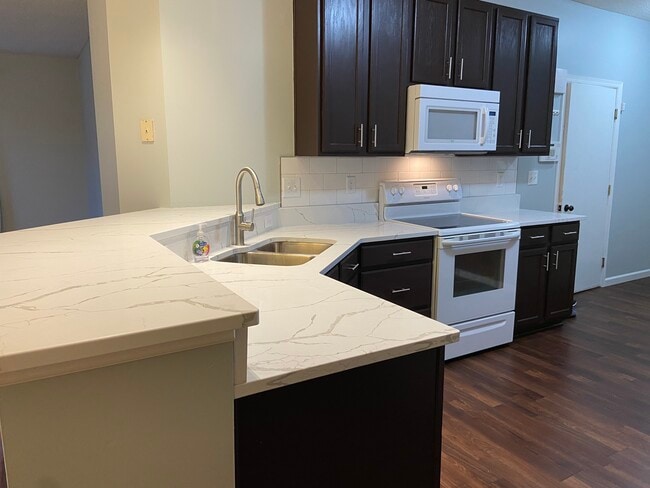 Building Photo - 202 River Woods Dr