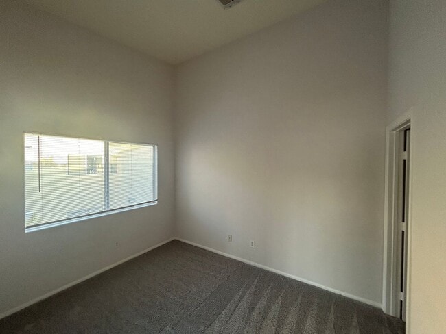 Building Photo - Beautiful Henderson Town Home