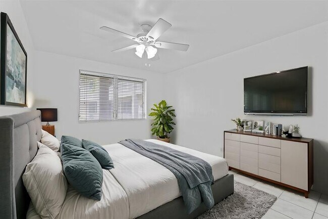 Building Photo - 2130 NE 42nd Ct