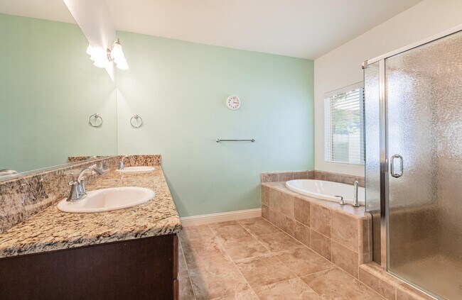 Building Photo - Amazing 3 Bedroom+Flex Room/2 Bath/3 Car G...