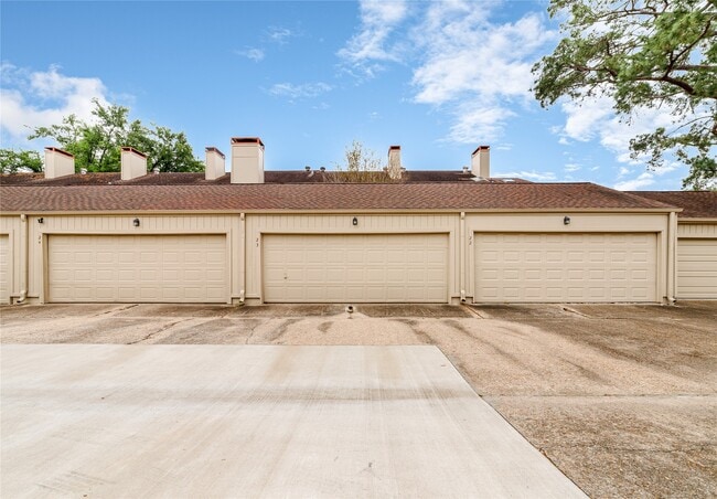 Building Photo - 7505 Memorial Woods Dr