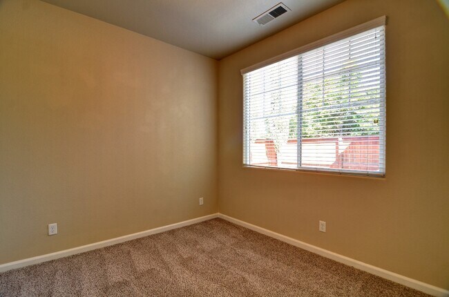 Building Photo - Fantastic 3 Bedroom/2 Bath Harlan Ranch Patio Home for Lease