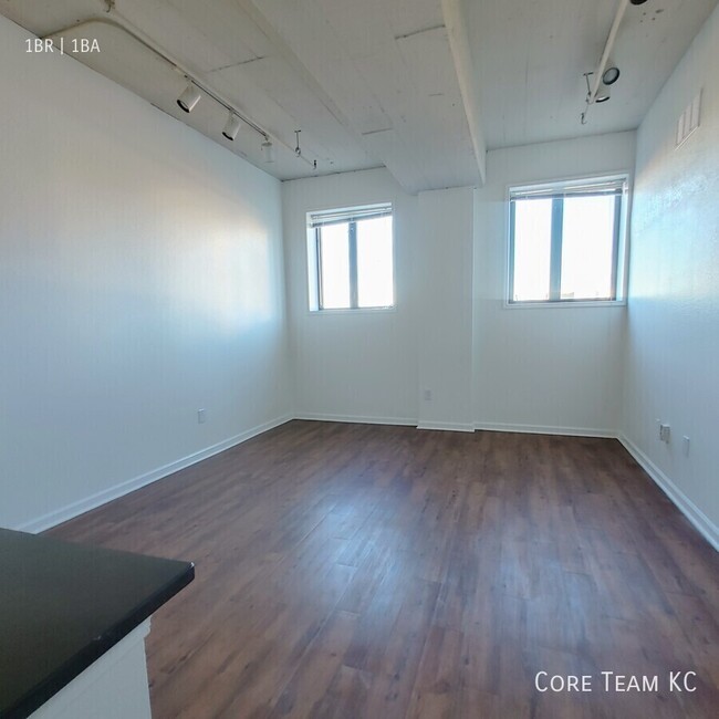 Building Photo - Large Downtown Loft!