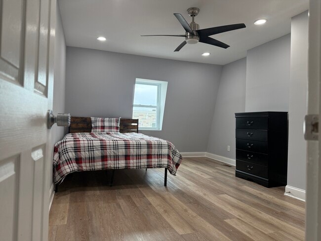 Building Photo - 2323 Barclay St